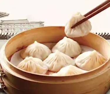 B02. Freshly Steamed Juicy Pork Buns 小籠包